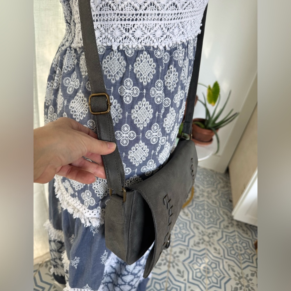 T-Shirt & Jeans Gray Faux Suede Crossbody Saddle Bag Whipstitch Boho Western - Picture 5 of 12